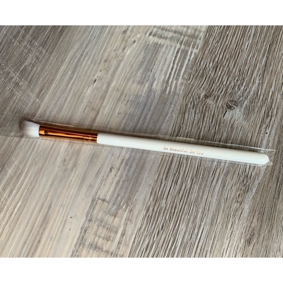 F.A.R.A.H
Medium Angled Shading 55E Rose Gold Collection - Picture 6 of 6